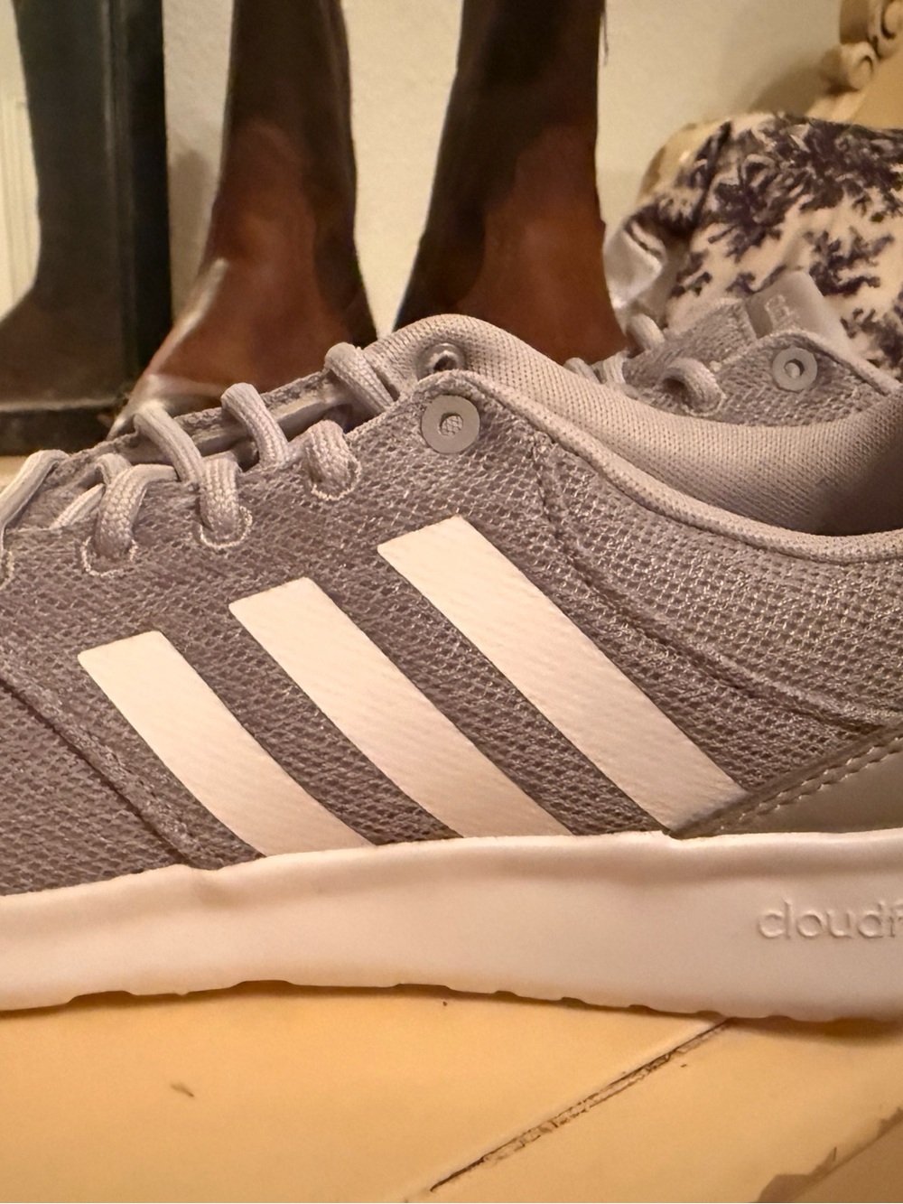 Women’s grey tennis shoe